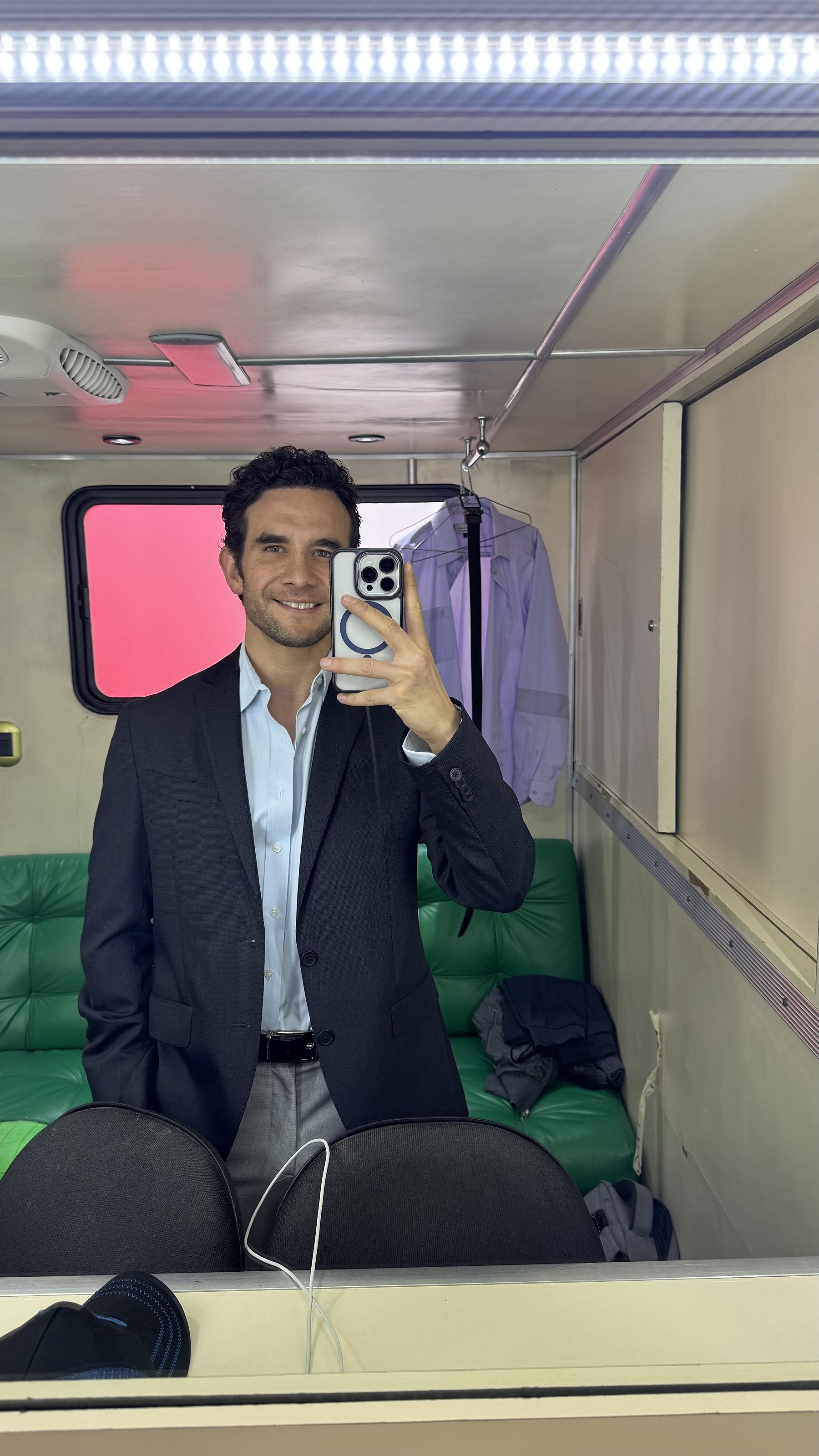 Marco Valdés vestido de negro en un camerino