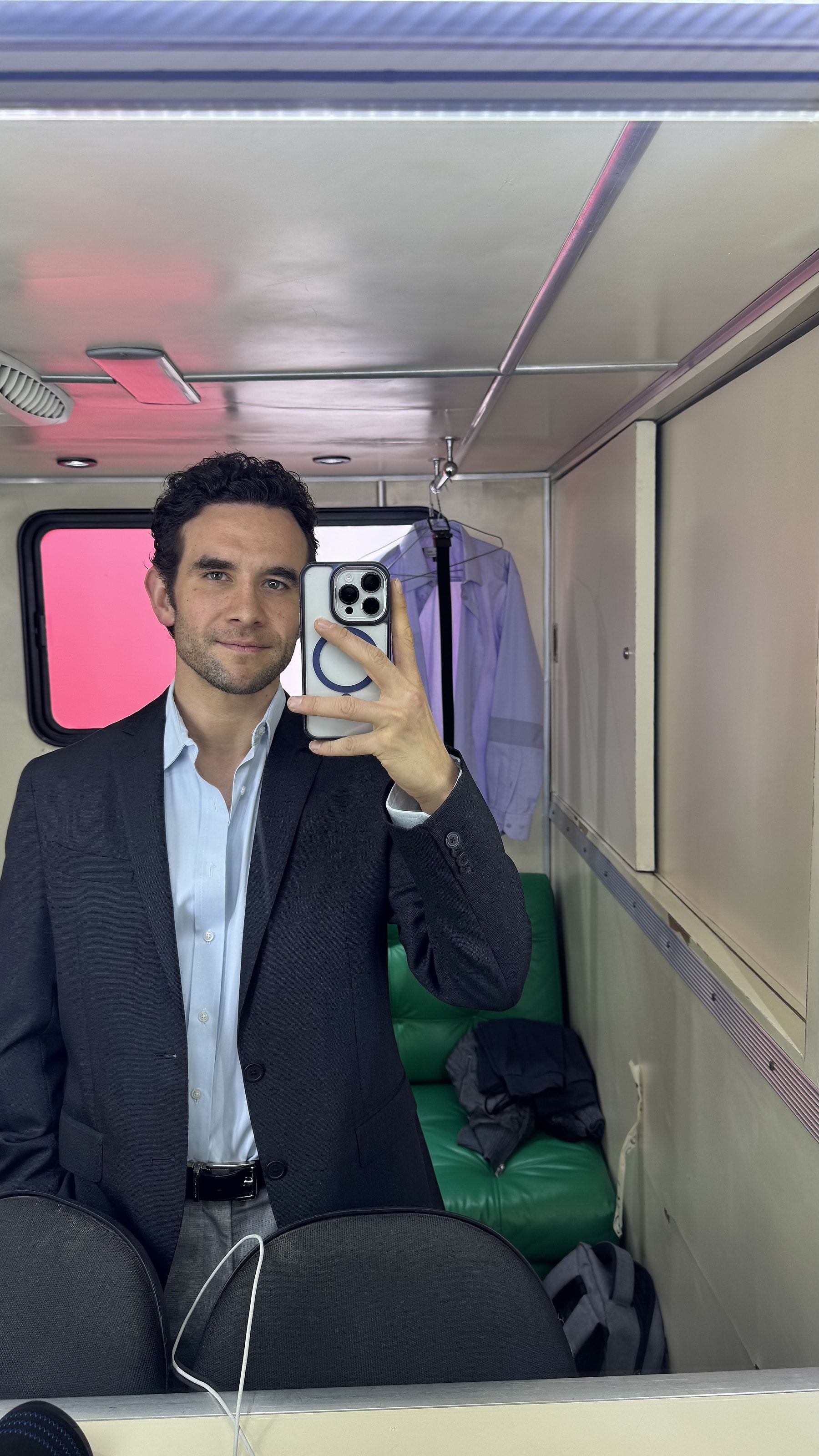 Marco Valdés en un camerino, mirando hacia la cámara